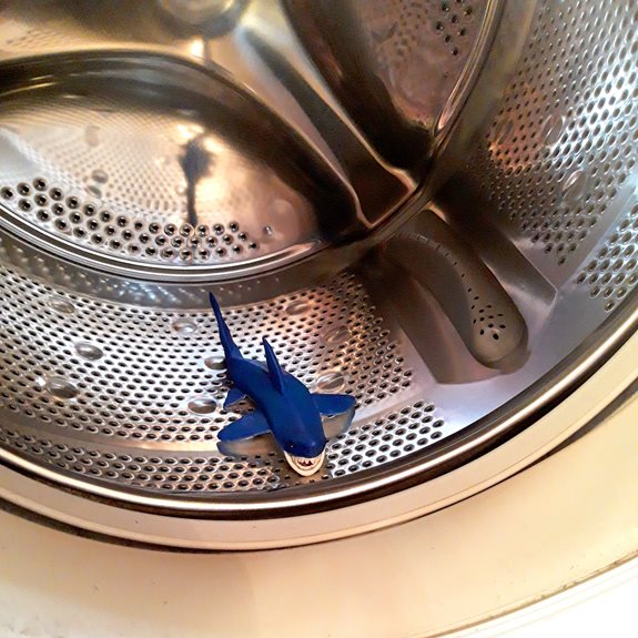 Hajen ligger i en tvättmaskin.