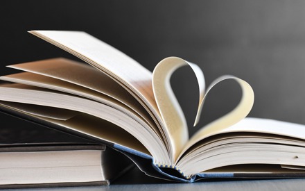 Bok med vikta blad som formats till ett hjärta.