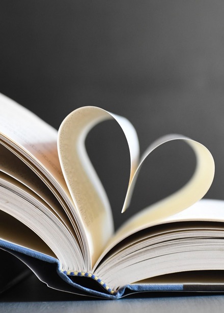 Bok med vikta blad som formats till ett hjärta.