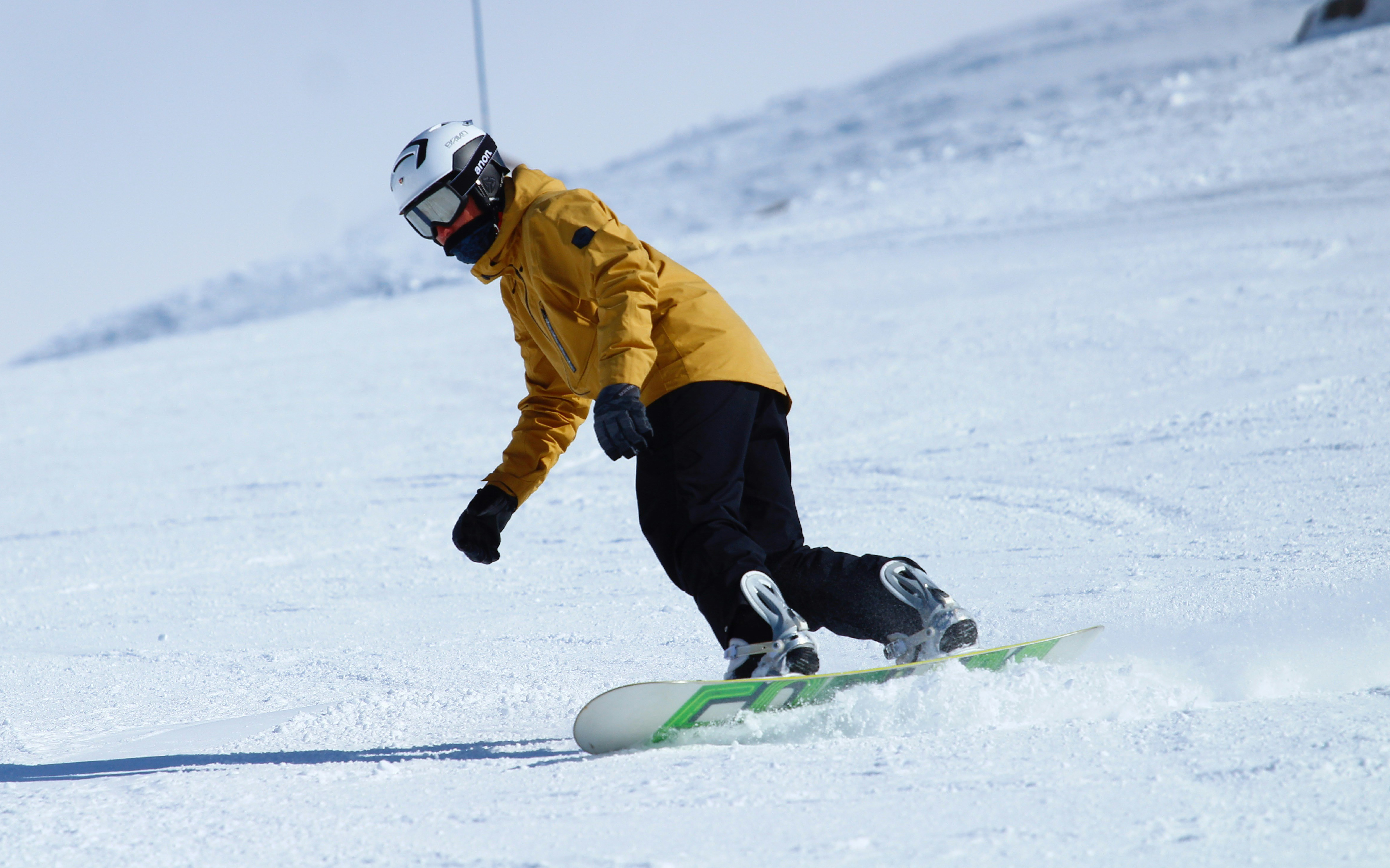 En snowboardåkare som åker nedför backen.