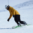 En snowboardåkare som åker nedför backen.