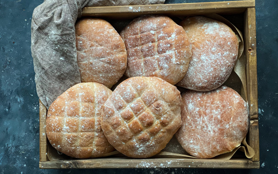 Runda bröd i trälåda.