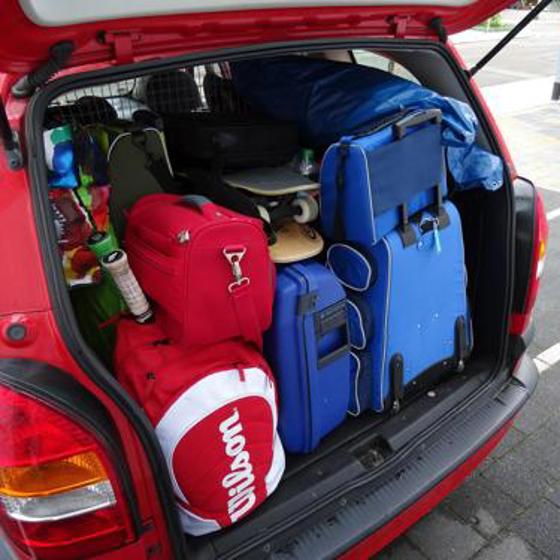 Packad bil för resa.