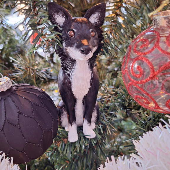 Hunden i en julgran.