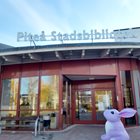 Kaninen utanför Piteå Stadsbibliotek.