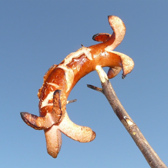 Grillad korv på pinne.