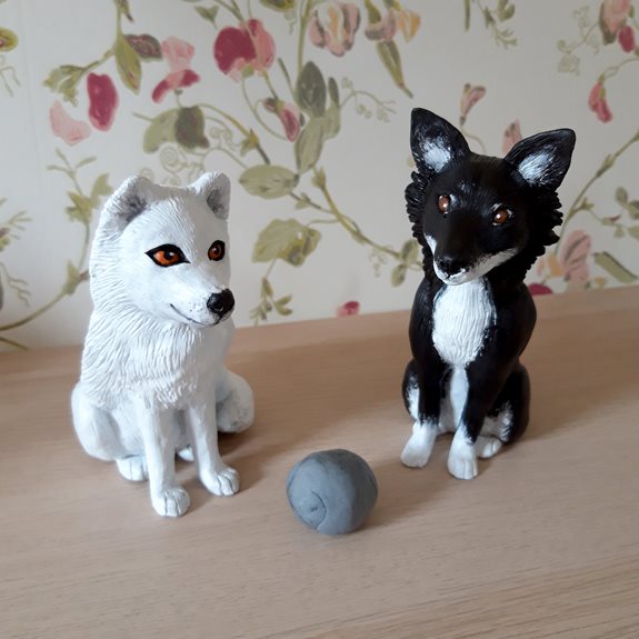 Fjällräven och hunden leker med en boll.