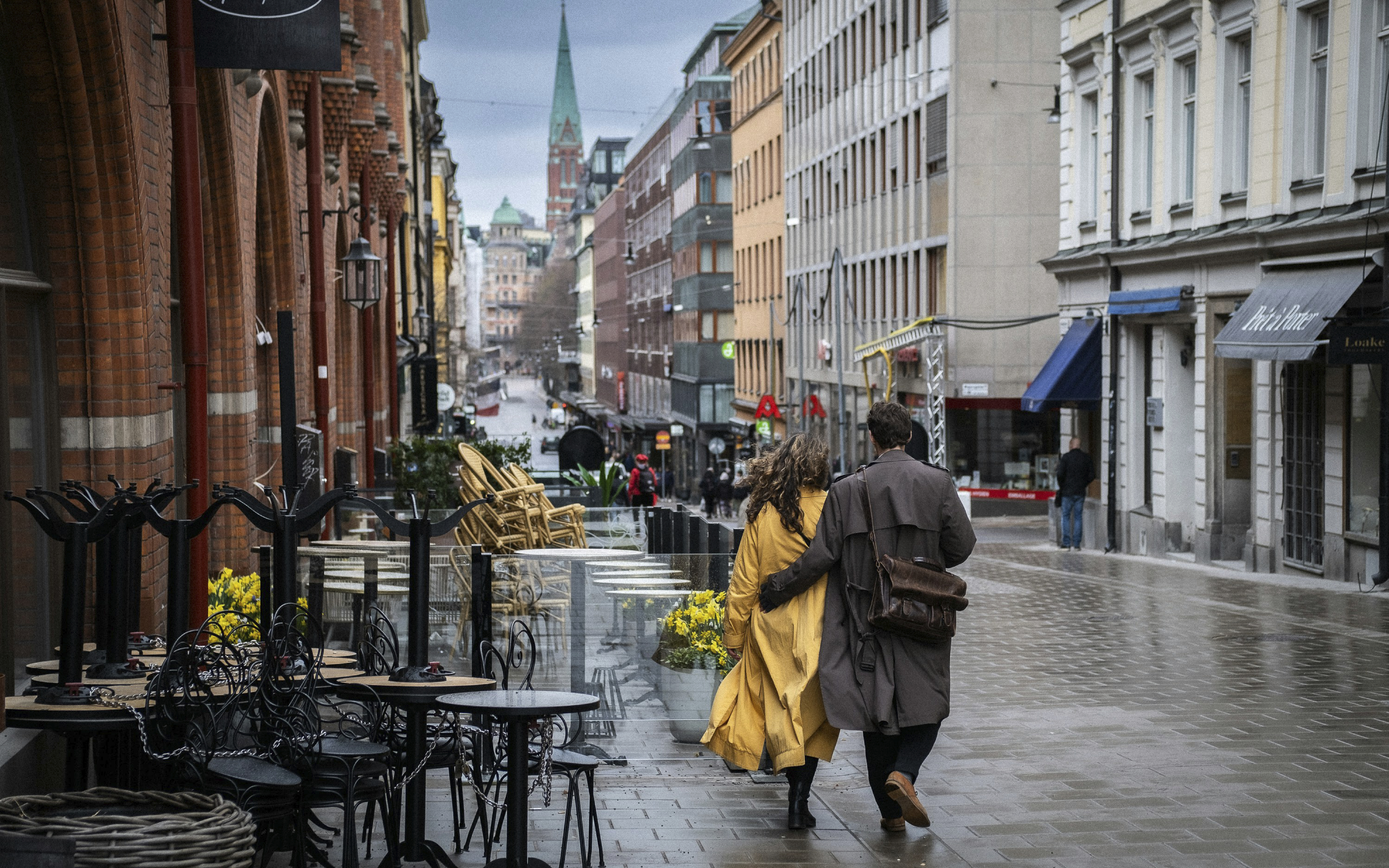 En regnblöt gata i en stad.