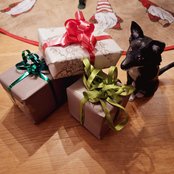 Hunden och en hög julklappar.