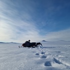 Skoter på snötäckt sjö.