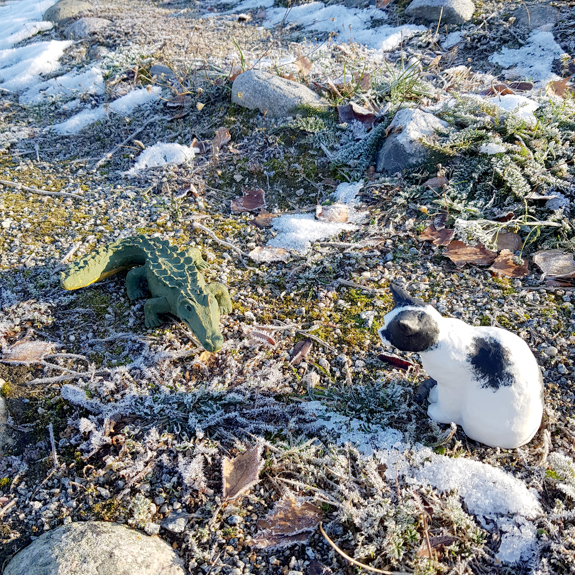 Katten och Krokodilen i en stencirkel.