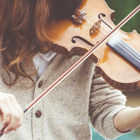 En tjej som spelar fiol.