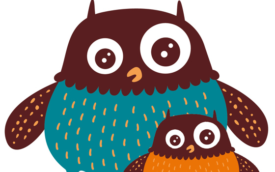 Pappa och barn uggla som står tillsammans.