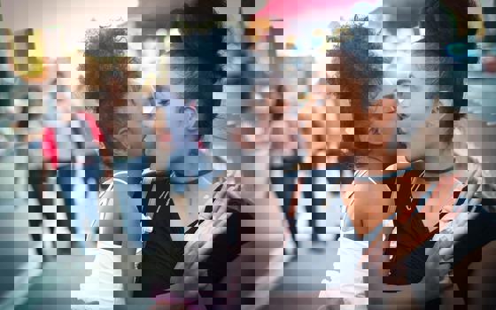 En mamma med sin dotter.