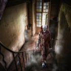 Clown som går uppför en trappa.