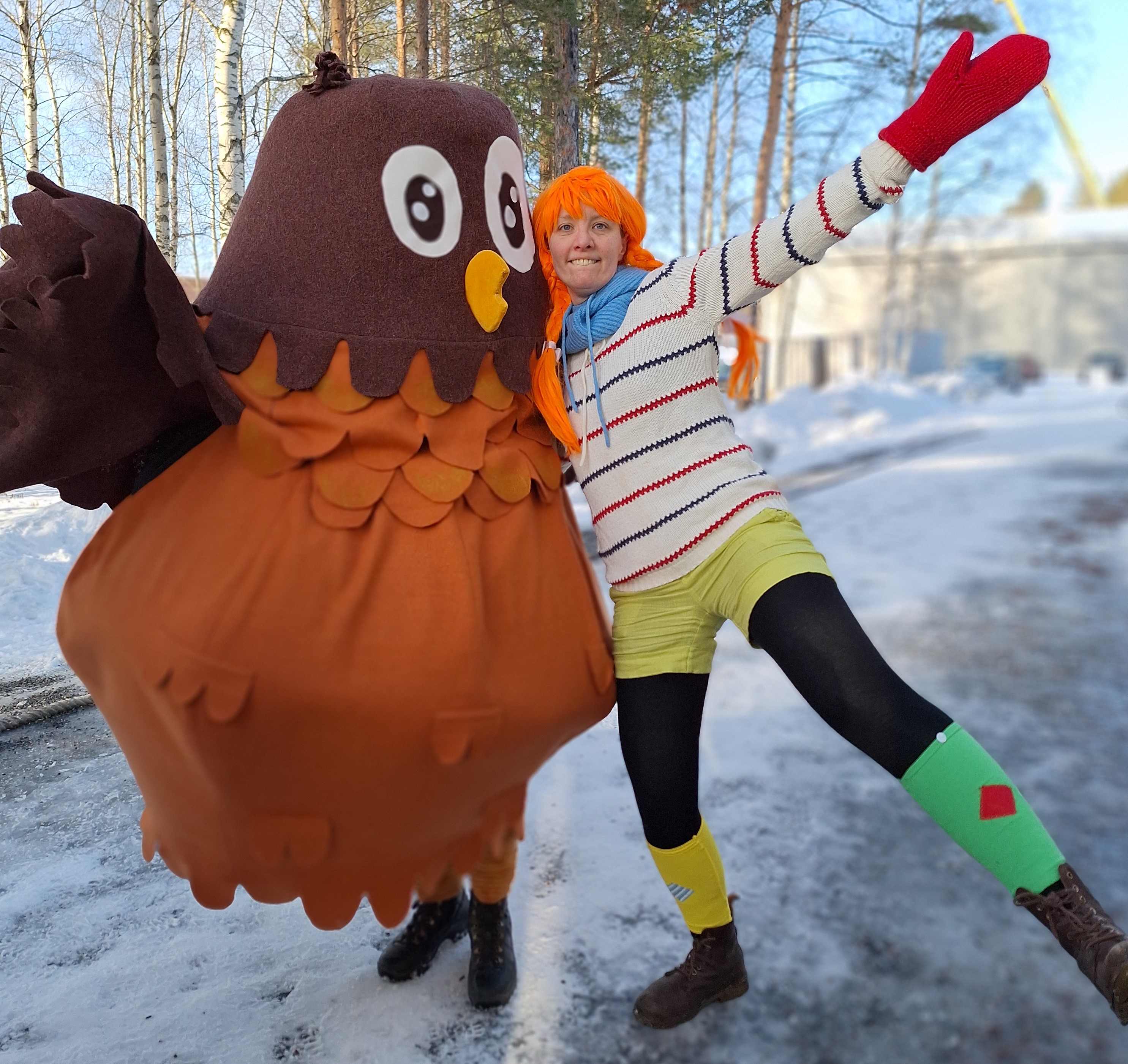 Ugglan och Pippi kramas.