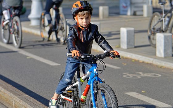Barn som cyklar.
