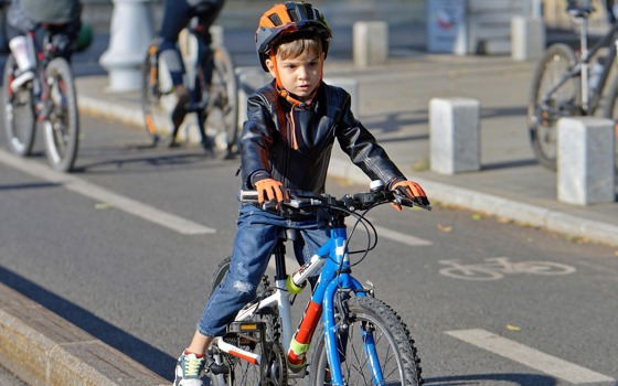 Barn som cyklar.