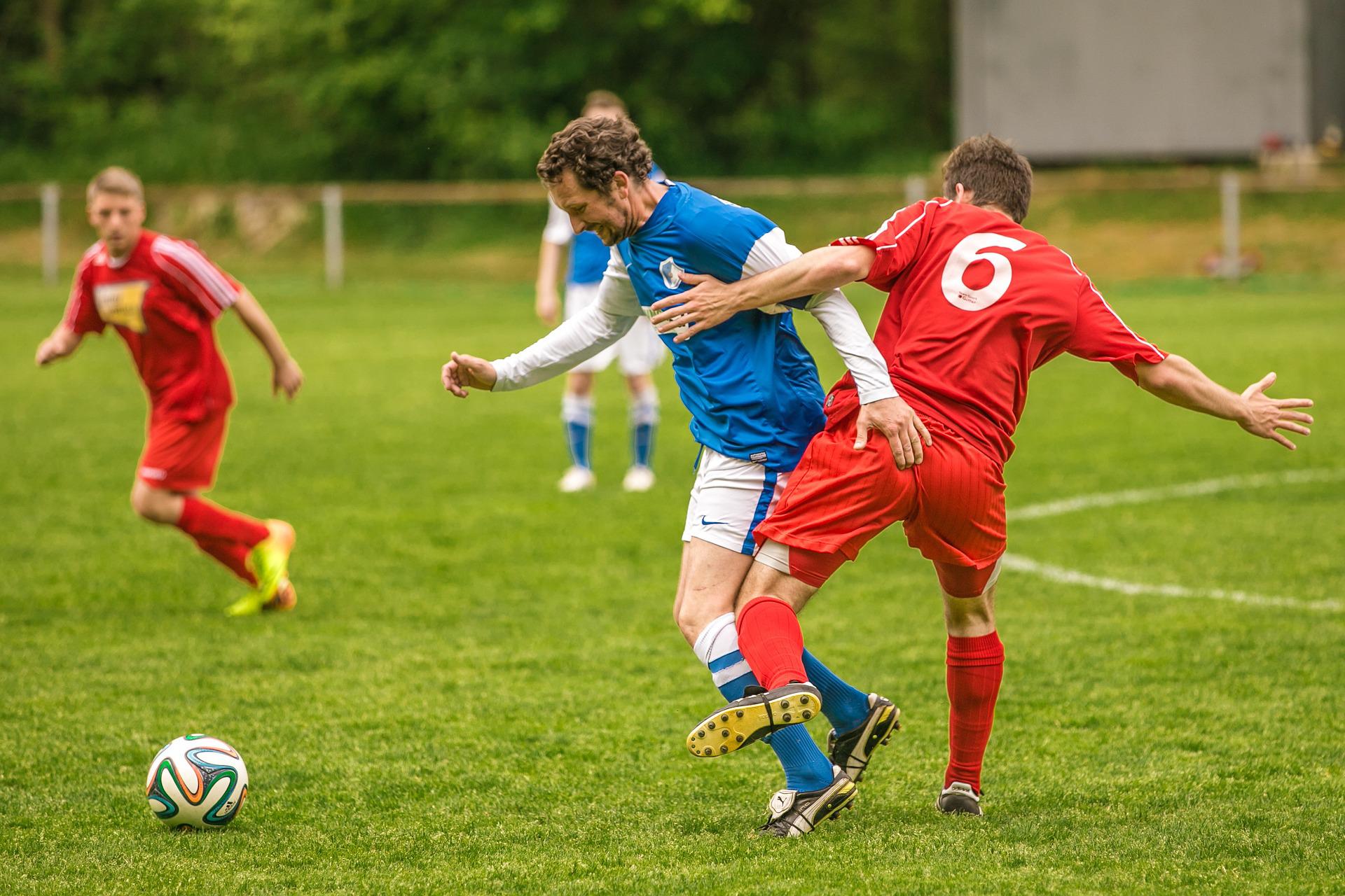 Fotbollsspelare i närkamp om bollen.