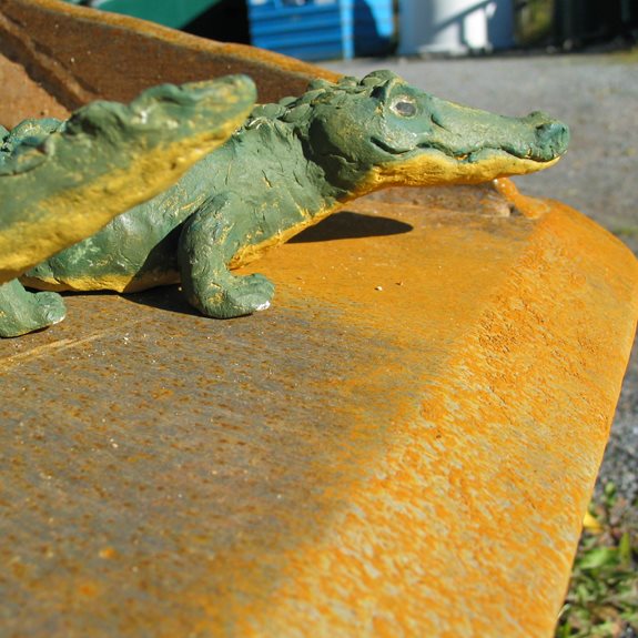 Krokodilen sitter i en traktorskopa.