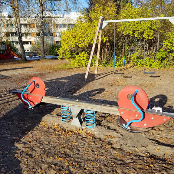 Hunden och Grisen gungar på en gungbräda.