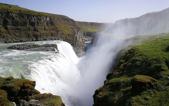 Vattenfall i sommartid.