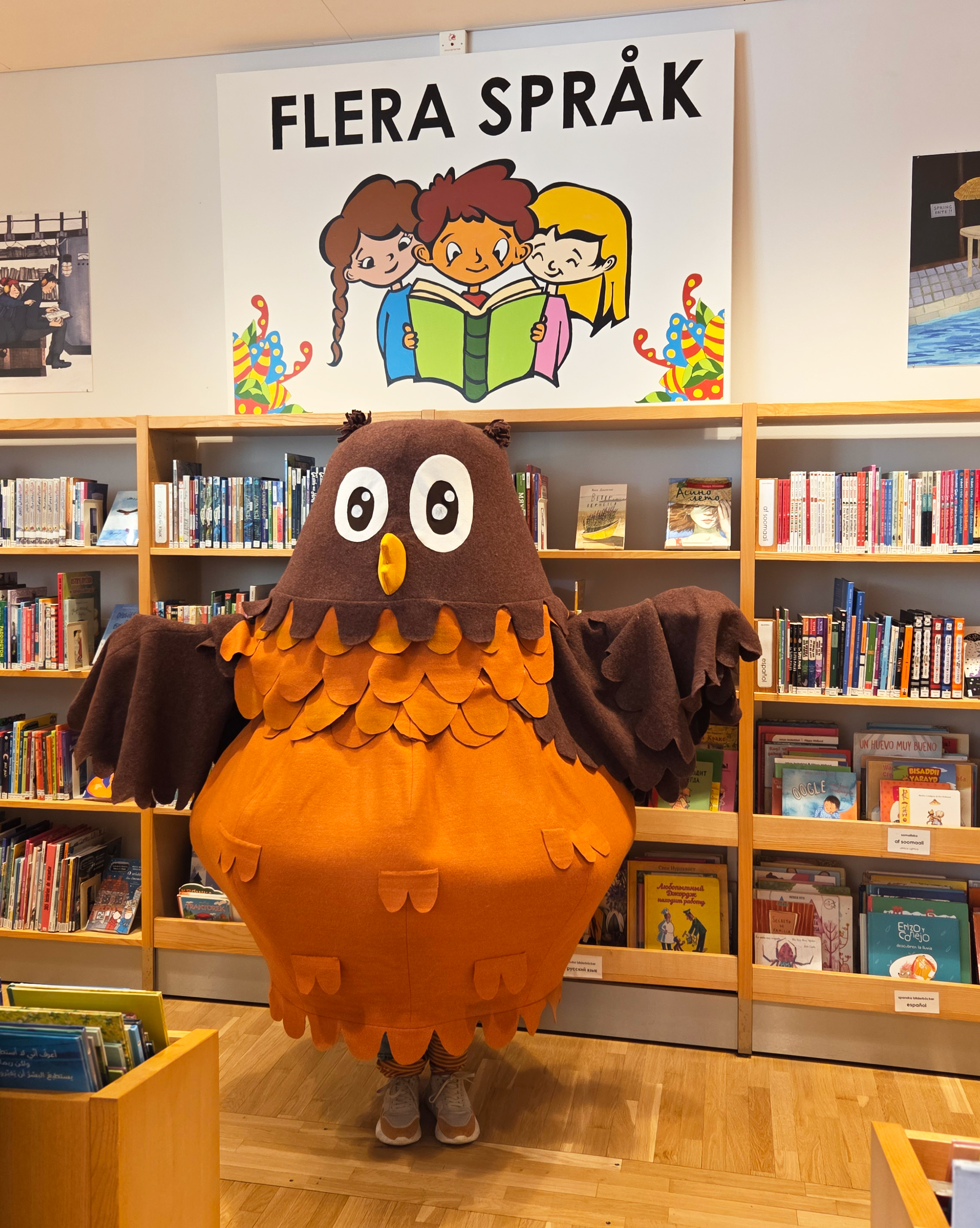 Polarugglan på bibliotek stor skylt med texten flera språk på väggen