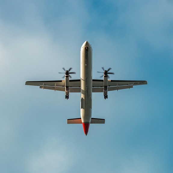 Ett flyplan som är fotat underifrån när den flyger i luften.
