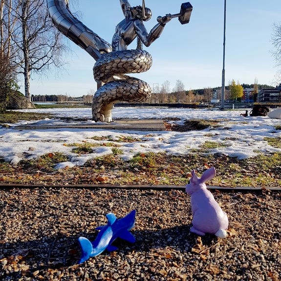 Hajen och Kaninen tittar på en skulptur.