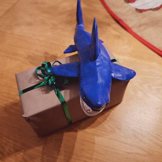 Hajen som sitter på en julklapp.