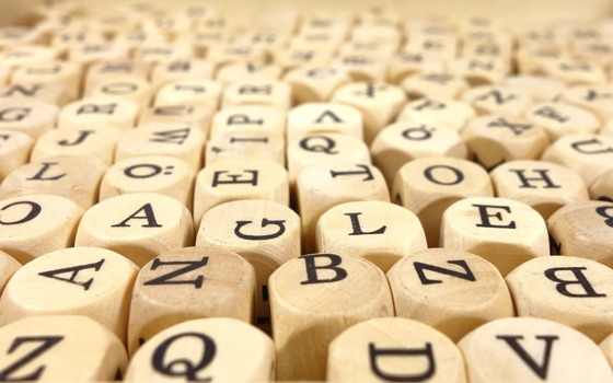 Trätärningar med bokstäver på.