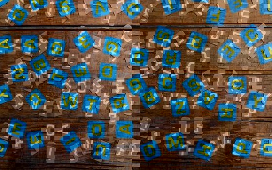 Bokstäver som ligger på ett bord.