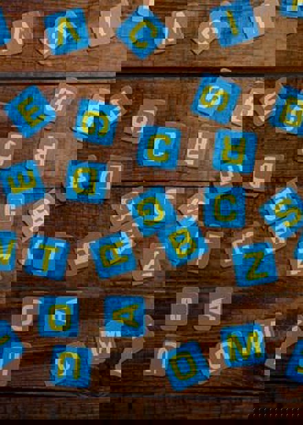 Bokstäver som ligger på ett bord.