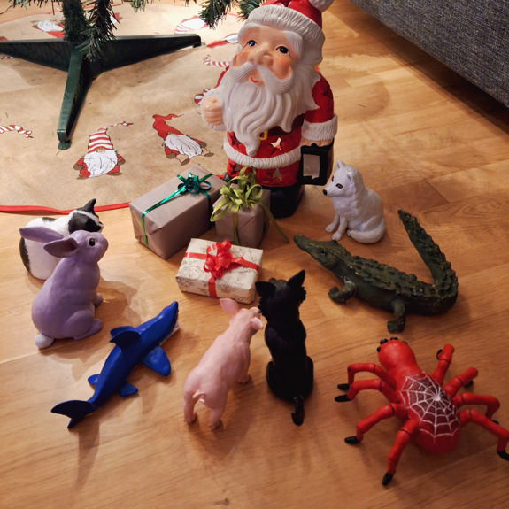 Polarbibblodjuren träffar en tomte.