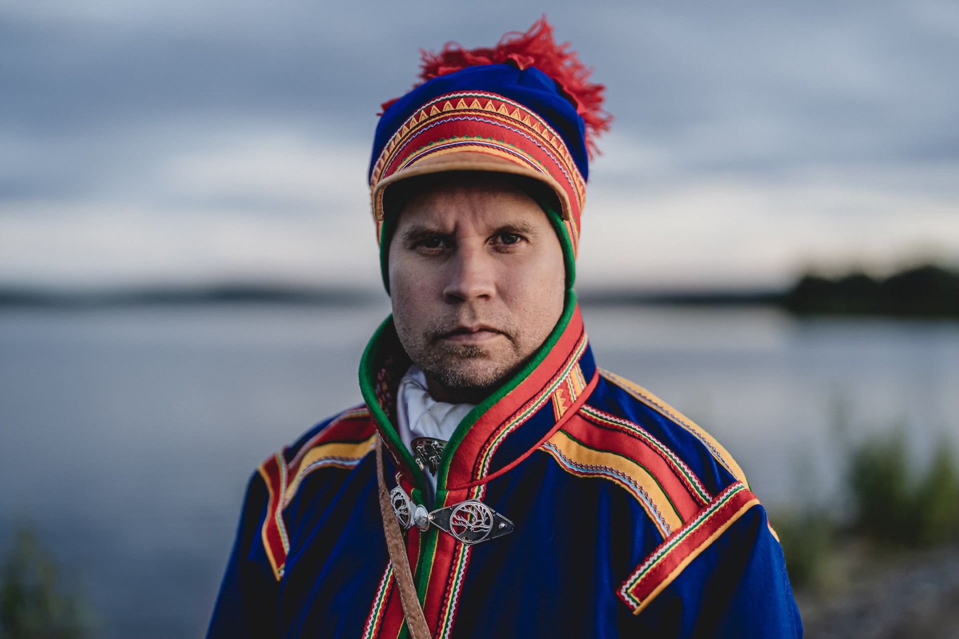 Simon Issát Marainen iklädd Karesuandokolt
