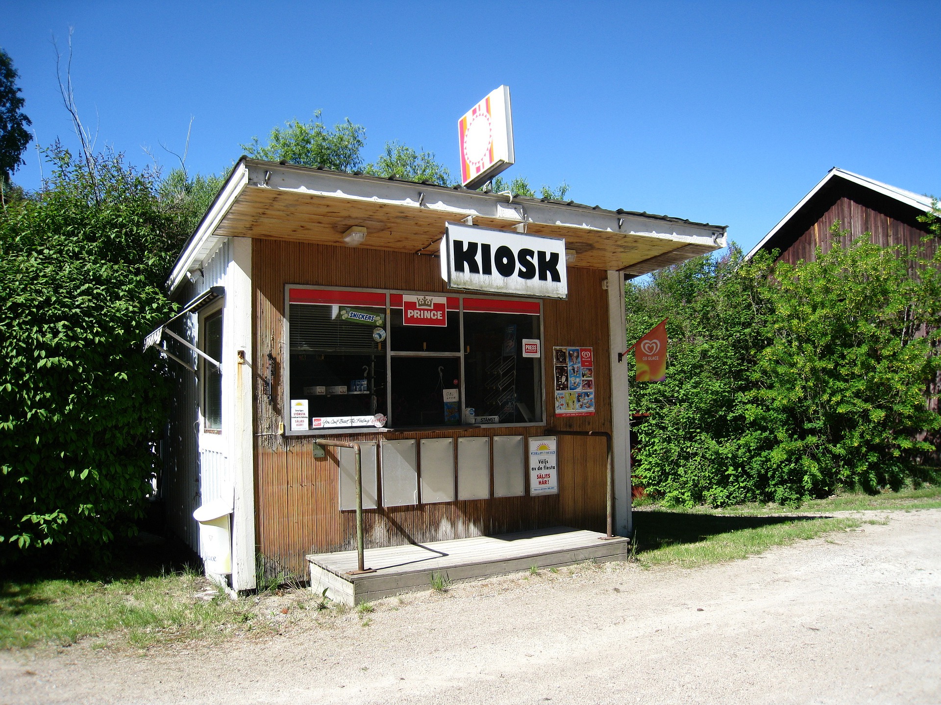 En liten kiosk vid sidan av vägen.