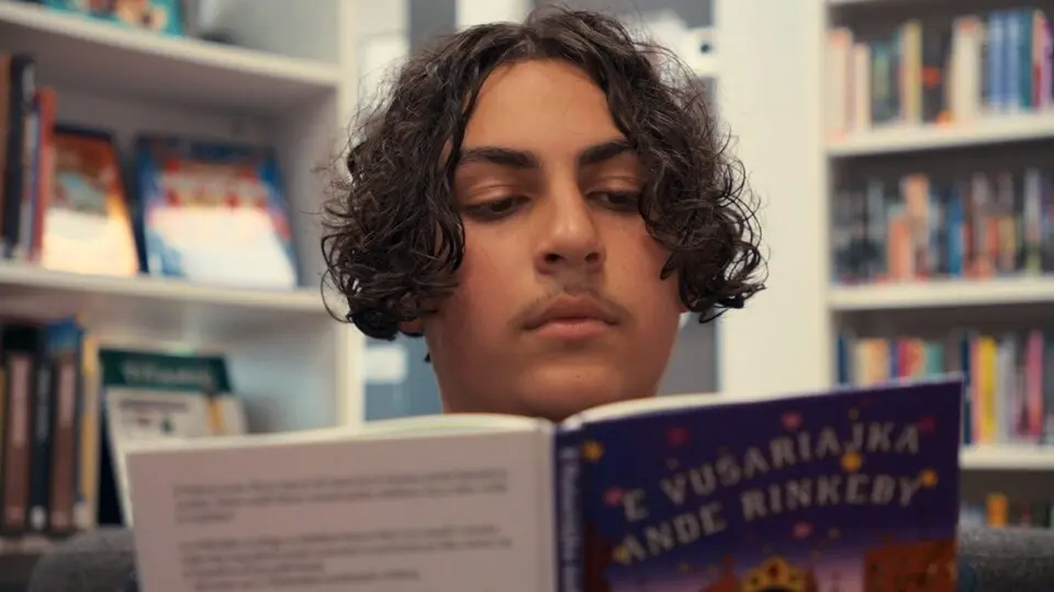 En kille som läser.