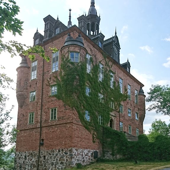 Ett stort tegelslott med murgröna.