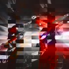 Rockmusiker spelar elgitarr på en scen.