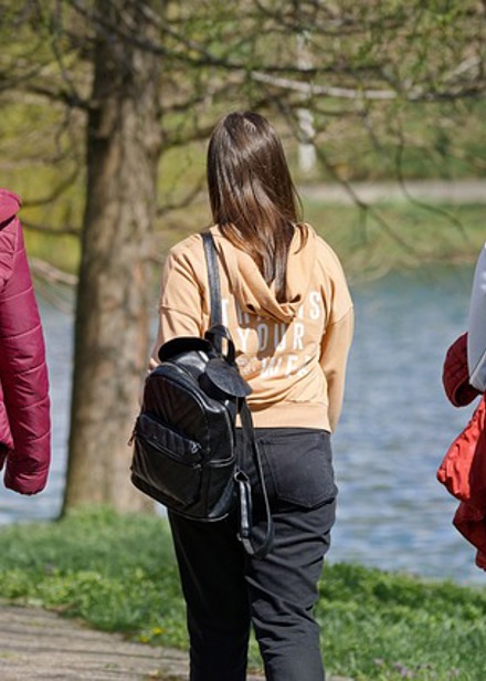 Tre flickor med ryggsäckar.