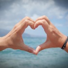 Två händer som formar ett hjärta.
