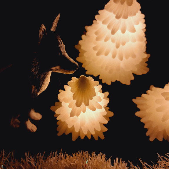 Hunden som tittar på lysande julgranar.