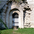 En gallerdörr i en stenvägg.