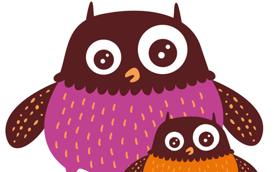 Mamma och barn uggla som står tillsammans.