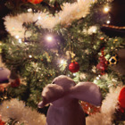 Kaninen tittar på en julgran.