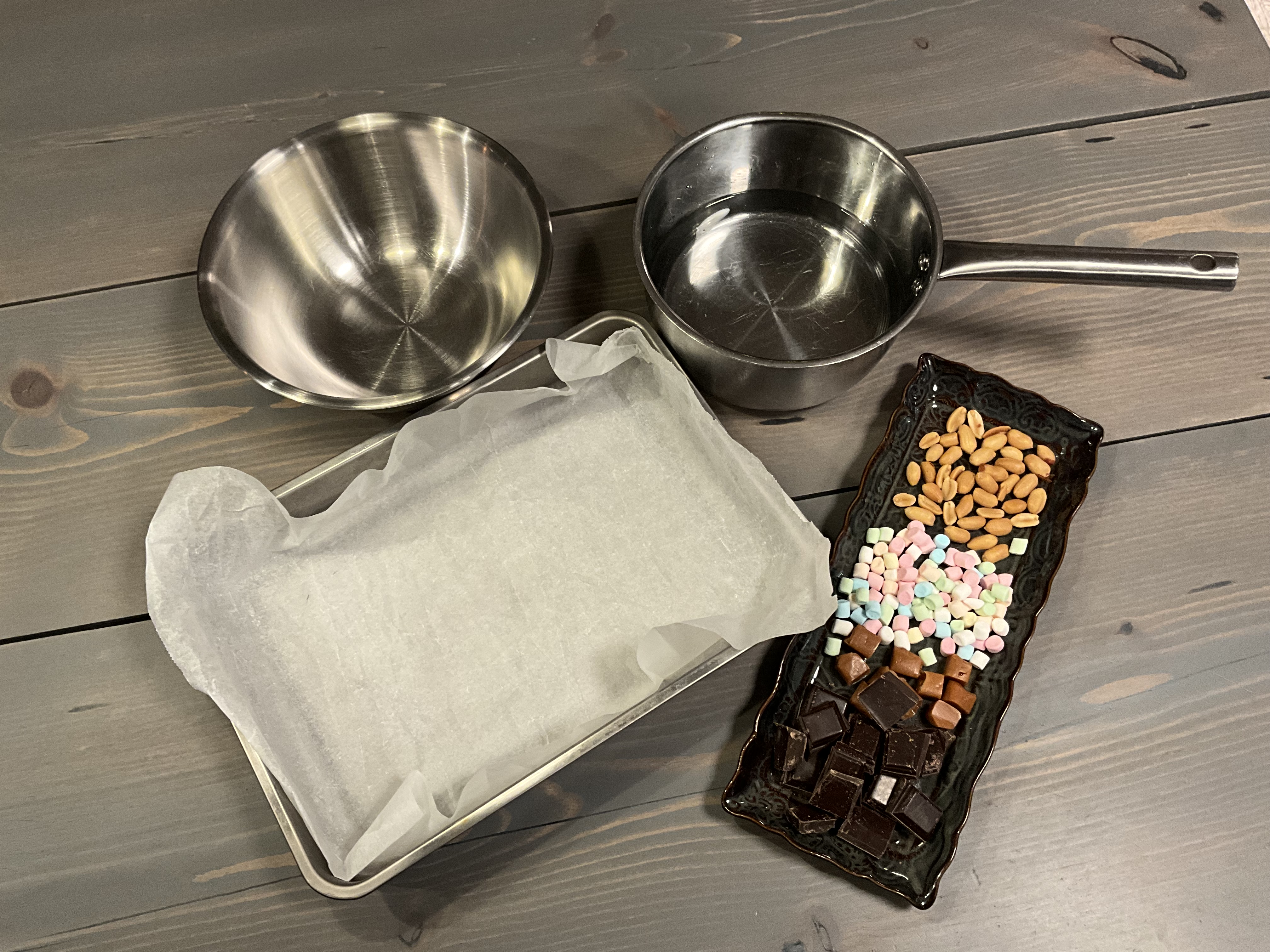 Ingredienser och köksredskap till julgodiset