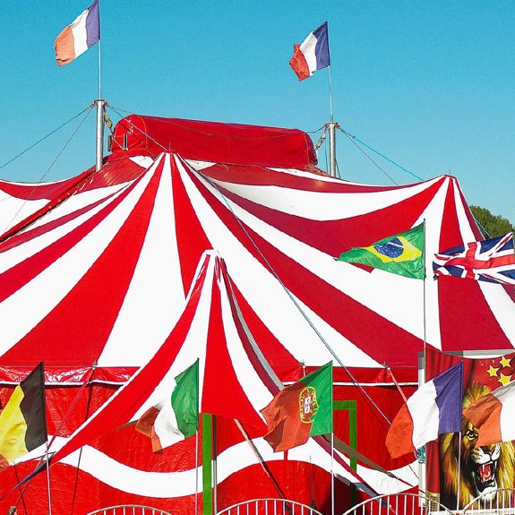 Circustält som rött och vitt.