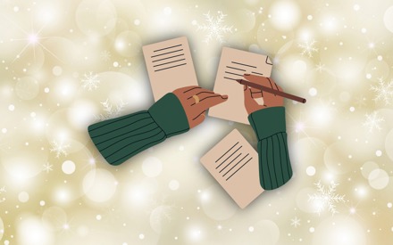 Händer omgivna av glitter och skrivpapper.