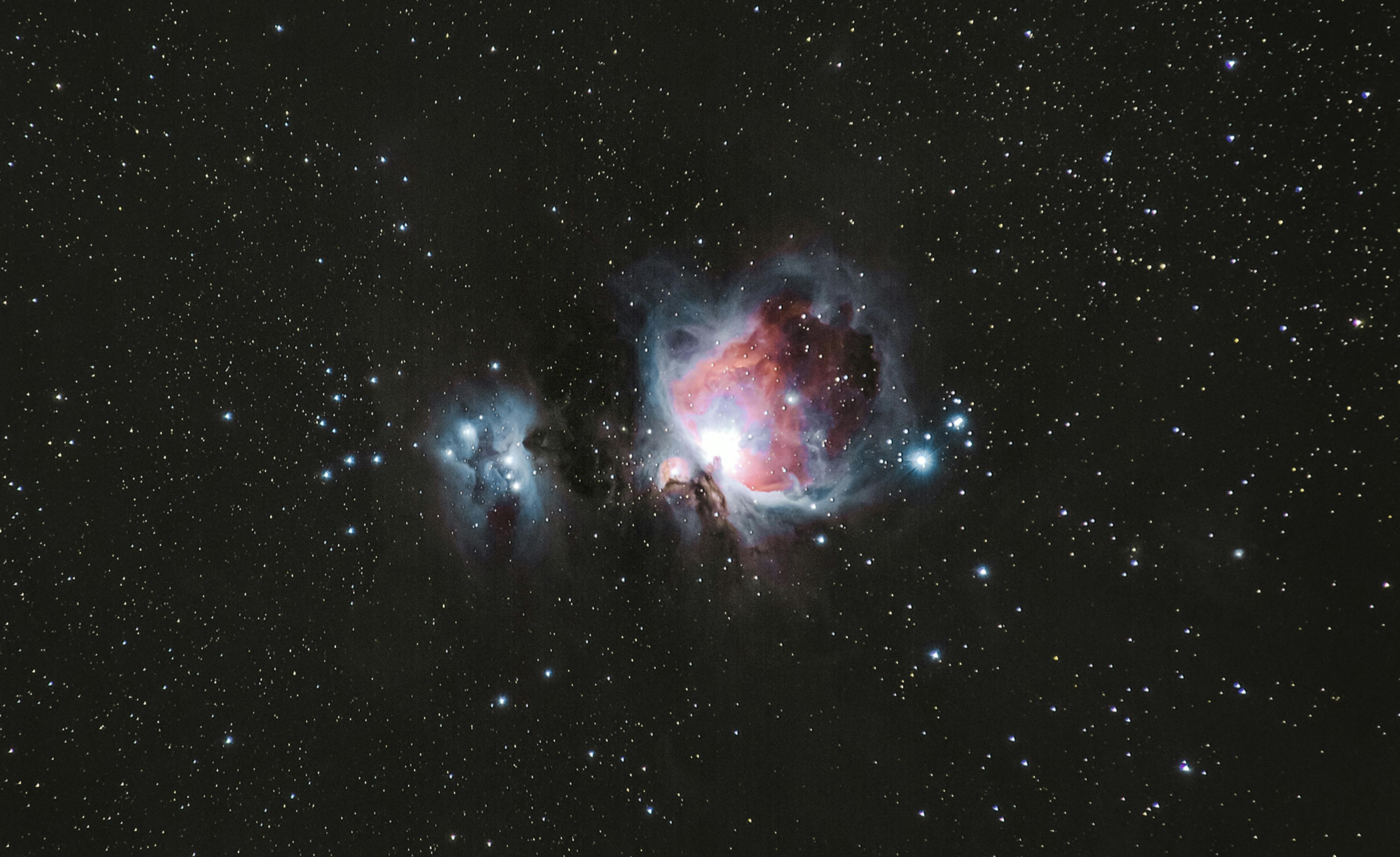 Röd nebulosa i rymden.