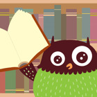 Polarugglan som håller i en bok framför en bokhylla.